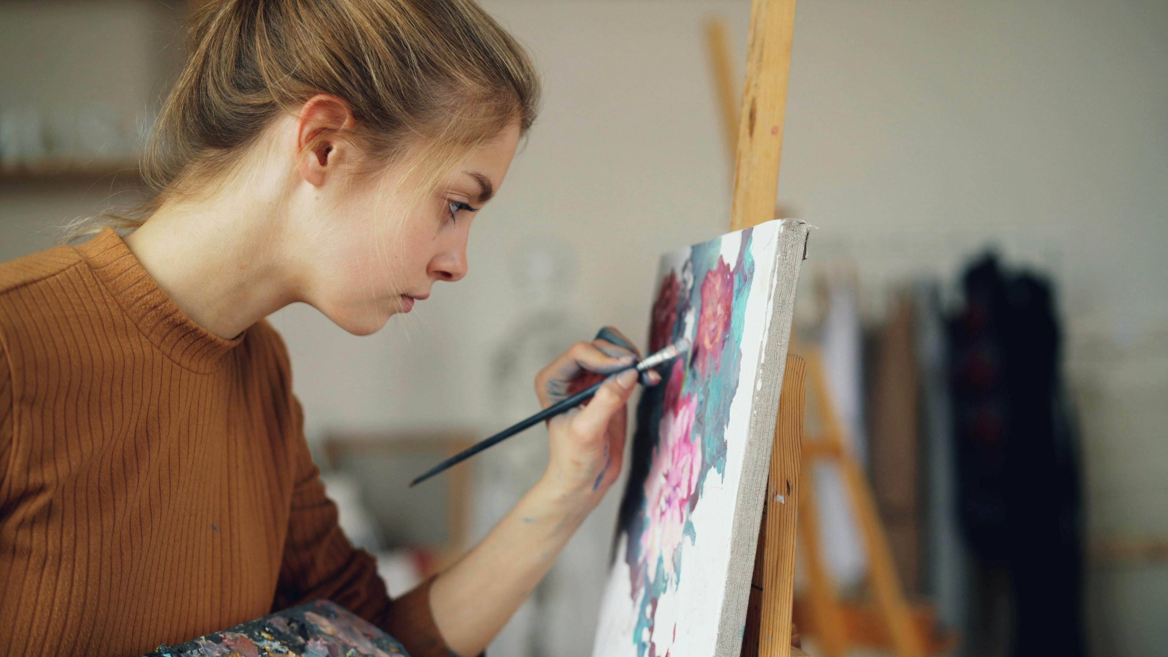 artist making an art